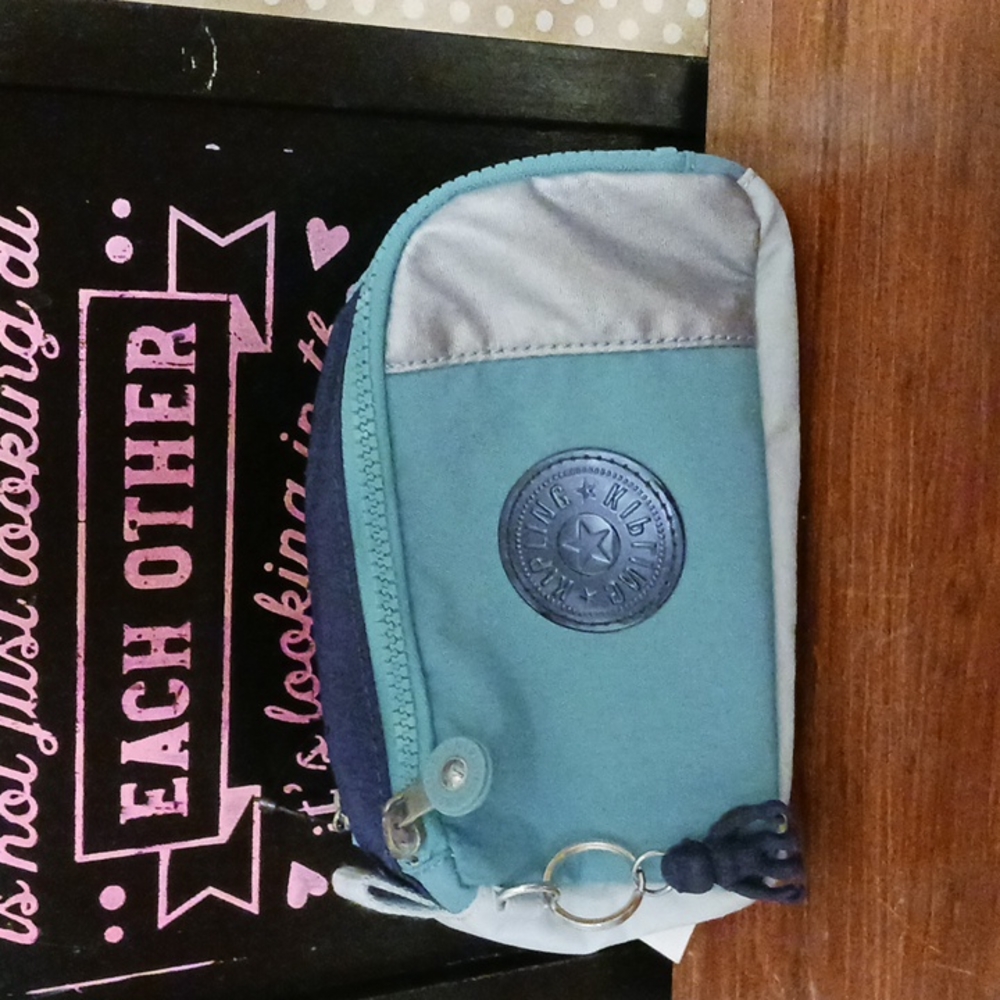 A Kipling wallet are bag